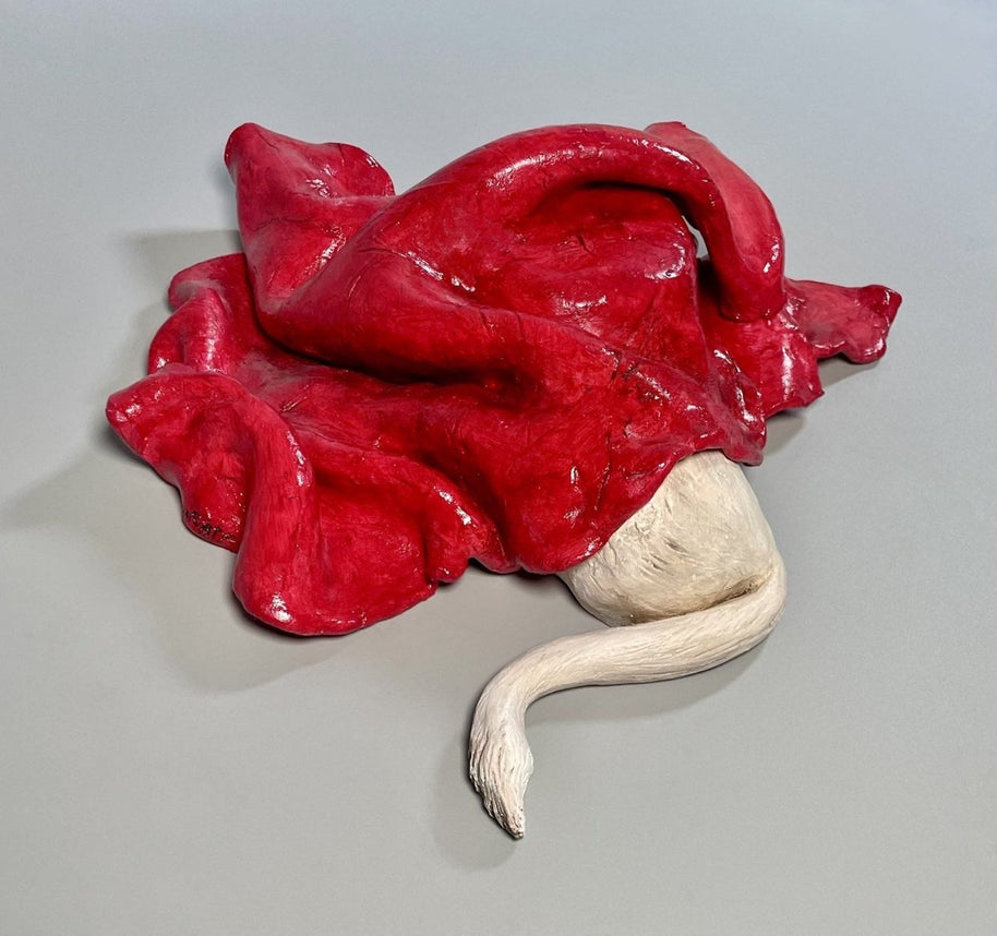 La Otra Caperucita es una obra de arte en cerámica que forma parte de la colección Naturaleza Refugio. La pieza propone una lectura alternativa y silenciosa del imaginario simbólico, invitando a la contemplación y a la búsqueda de lo esencial.