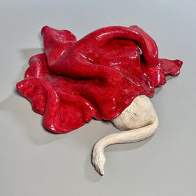 La Otra Caperucita es una obra de arte en cerámica que forma parte de la colección Naturaleza Refugio. La pieza propone una lectura alternativa y silenciosa del imaginario simbólico, invitando a la contemplación y a la búsqueda de lo esencial.